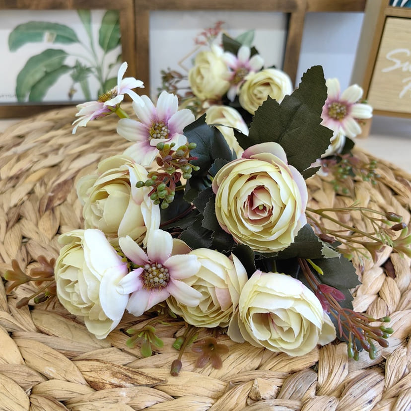 Искусственные цветы в Санкт-Петербурге | Цветы искусственные «Камелии с мелкоцветом», сиренево-молочные, букет